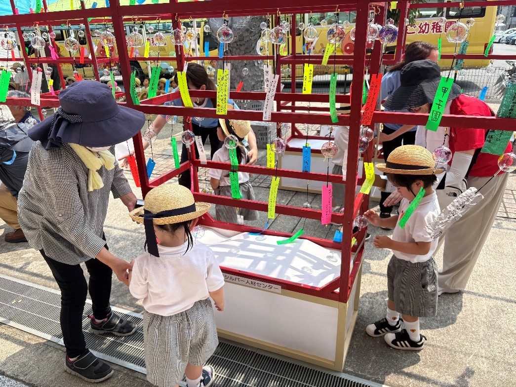 愛宕幼稚園の園児とシルバー世代による風鈴棚づくりの様子